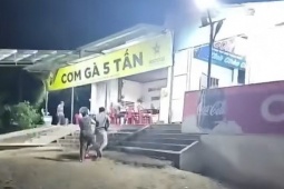 Tin tức trong ngày - Xác minh vụ khách bị đánh gãy ngón tay sau khi phàn nàn giá cơm gà