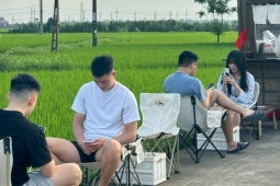 Quán cà phê giữa đồng lúa ở Thái Bình, chuẩn bị cả kem bôi chống muỗi cho khách