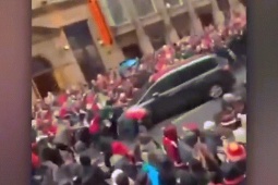 Thế giới 24h: Phút kinh hoàng  ' xe điên '  đâm đám đông CĐV Liverpool