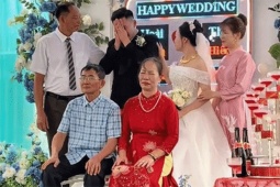 Chú rể Tuyên Quang ôm mặt khóc nức nở trong đám cưới, cô dâu liên tục vỗ về