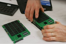 Chiếc SSD 100TB giá gần 1 tỷ đồng: Vì sao vẫn là  " ông vua "  sau 7 năm?