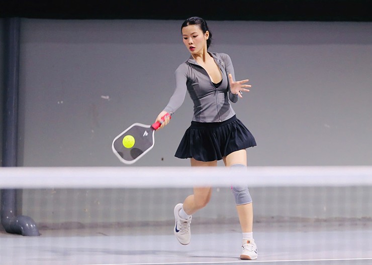 Nhờ có nền tảng cầu lông trước khi chuyển sang pickleball được khoảng 6 tháng qua, Cao Quyên để lại ấn tượng với những cú đập mạnh, chuẩn xác cùng lối thi đấu máu lửa.