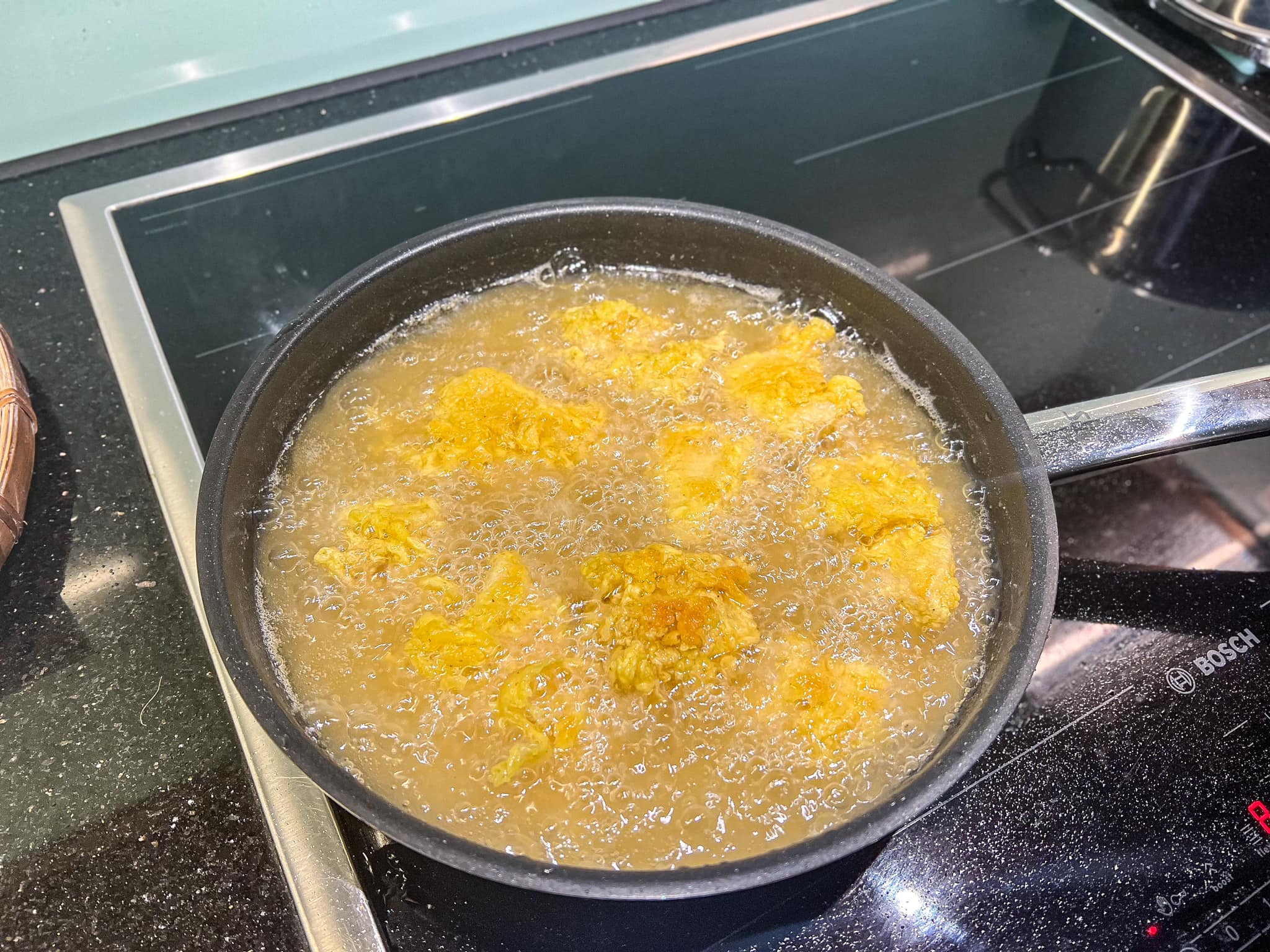 Nhẹ nhàng thả gà vào chảo dầu. Chiên ở&nbsp;mức nhiệt&nbsp;trung bình vừa đủ để gà chín bên trong, không bị cháy bên ngoài.&nbsp;Chú ý không nên lật ngay mà đợi khoảng&nbsp;2-3 phút để bột bám vào phần thịt gà.