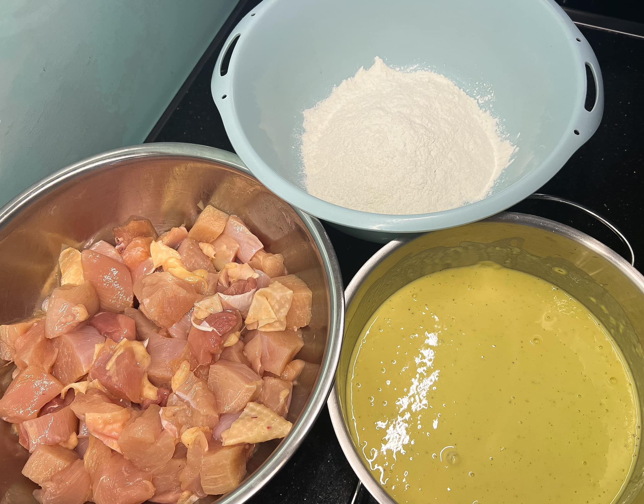 Thịt gà rửa sạch, để ráo nước, thái miếng vừa ăn.