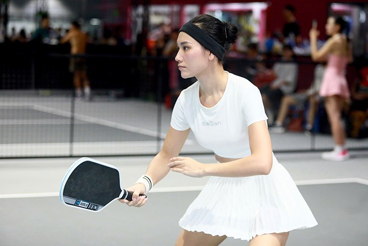 Moon Võ đã chơi pickleball được khoảng hơn 5 tháng. Trước đó, cô có 5 năm tập yoga, từ nhỏ đã tập múa cũng như tập gym. Gần đây nhất, cô lọt vào top 8 giải CAB Pickleball Cup 2025 tại TP.HCM.