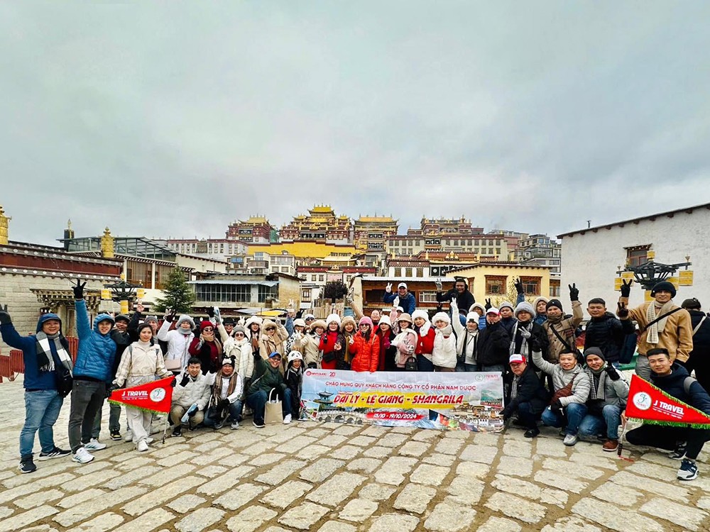 Đoàn Khách tham quan tour Trung Quốc J Travel