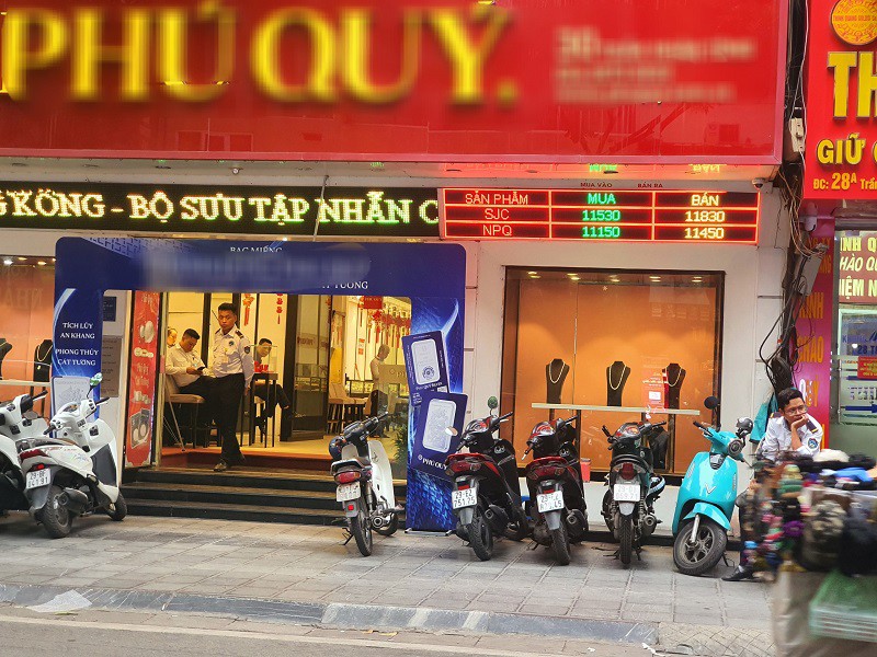 Giá vàng giảm nhưng cửa hàng lại rất thưa vắng, không còn cảnh xếp hàng mua vàng như trước.