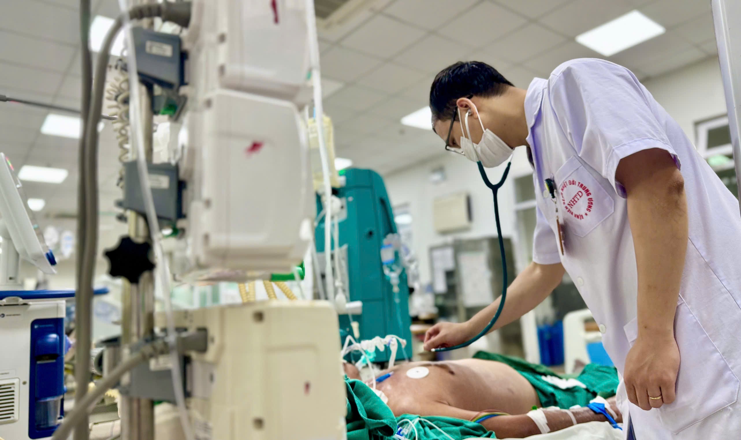 Người đàn ông nguy kịch sau khi dẫm phải gai. 