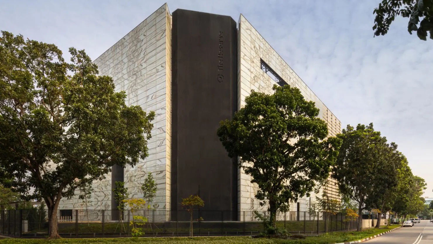 Không xa sân bay Singapore là một cơ sở sáu tầng có tên là The Reserve. Ẩn sau cánh cửa thép của nó là những thỏi vàng và bạc có giá trị khoảng 1,5 tỷ đô la.