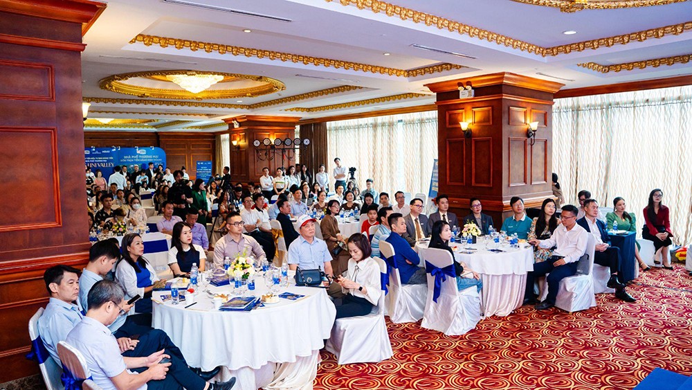 Sự kiện thu hút hàng trăm khách hàng tham dự