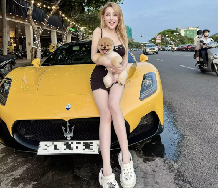 Ngân 98 bên chiếc siêu xe&nbsp;Maserati MC20 Cielo.