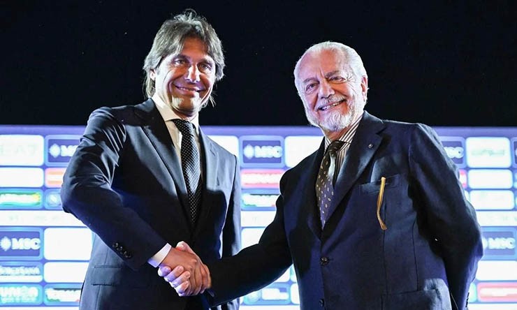 HLV Conte (bên trái) có thể rời Napoli