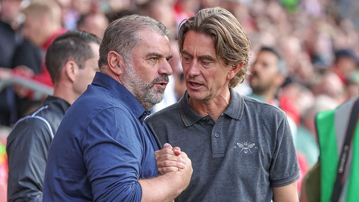 HLV Thomas Frank (bên phải) có thể thay Postecoglou tại Tottenham