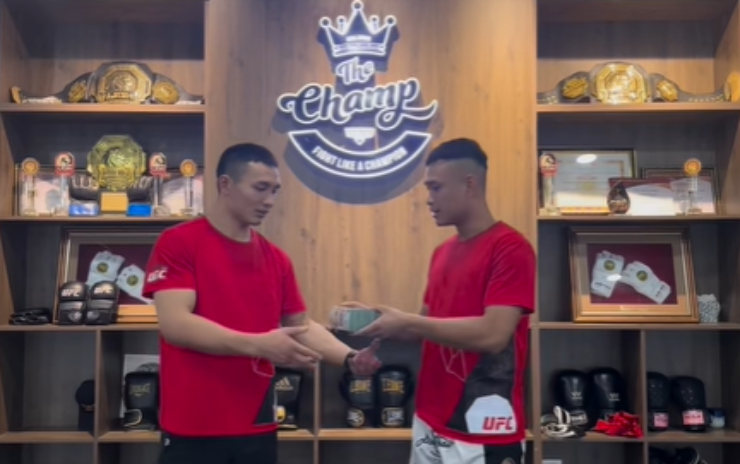 Văn Ý (bên trái) nhận thưởng lớn, đây là phần thưởng từ CLB chủ quản của anh và từ người hâm mộ dành tặng