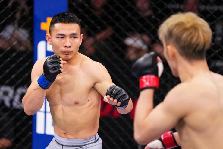 Văn Ý (bên trái) sẽ chơi bán kết Road To UFC vào ngày 22/8 cũng tại Thượng Hải, Trung Quốc