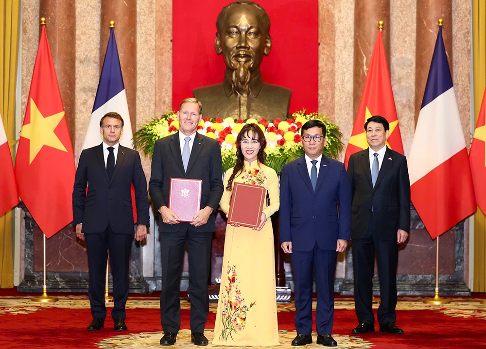 Chủ tịch HĐQT Vietjet, Nguyễn Thị Phương Thảo và Chủ tịch Airbus International, Wouter van Wersch trao thỏa thuận đặt mua 20 máy bay thân rộng A330-900 (A330neo)&nbsp;trước sự chứng kiến của Chủ tịch nước Lương Cường và Tổng thống Pháp Emmanuel Macron