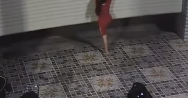 Bé 8 tuổi đu mình trên cửa cuốn bị kẹt trọng thương