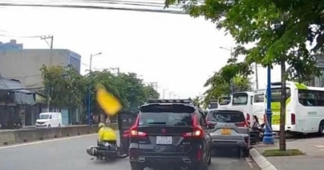 CSGT tiếp nhận hồ sơ vụ tài xế ô tô mở cửa gây ...