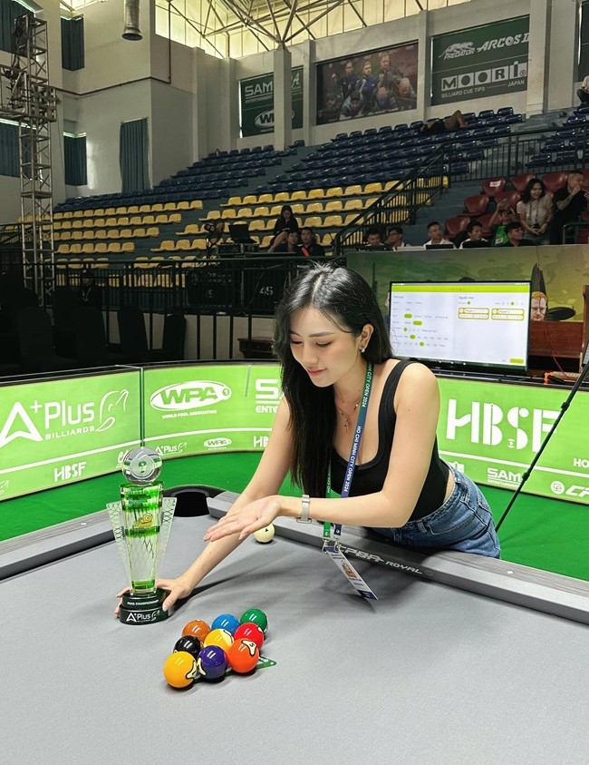Bích Ngọc chia sẻ, gần đây nhất cô tham gia&nbsp;Giải Vô địch Billiards &amp; Snooker Quốc gia vòng 1 và Giải Peri Đà Nẵng. Tới đây, cô chuẩn bị giam gia Giải Vô địch Quốc gia vòng 2 với cương vị trọng tài cho các trận đấu.&nbsp;
