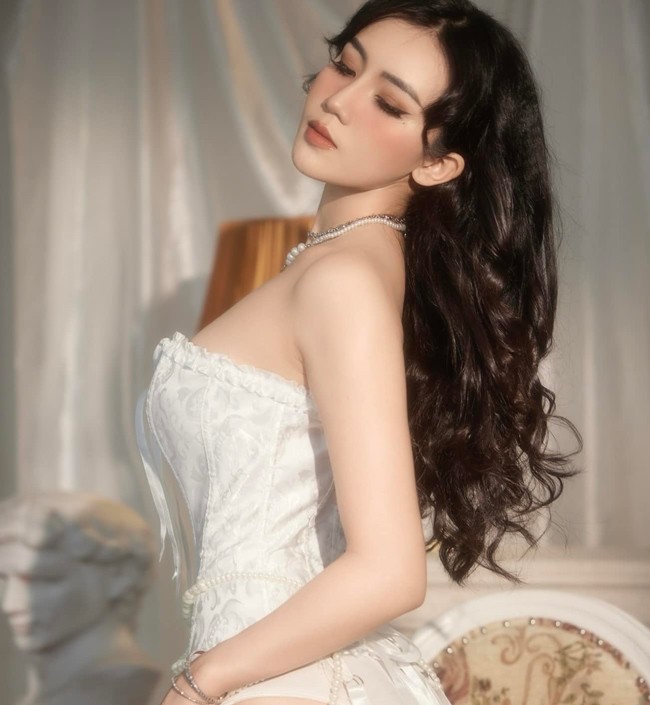 Năm 2024, song song với công việc huấn luyện viên pilates, cô đã lấn sân sang làm trọng tài cho các giải đấu Billiards.


