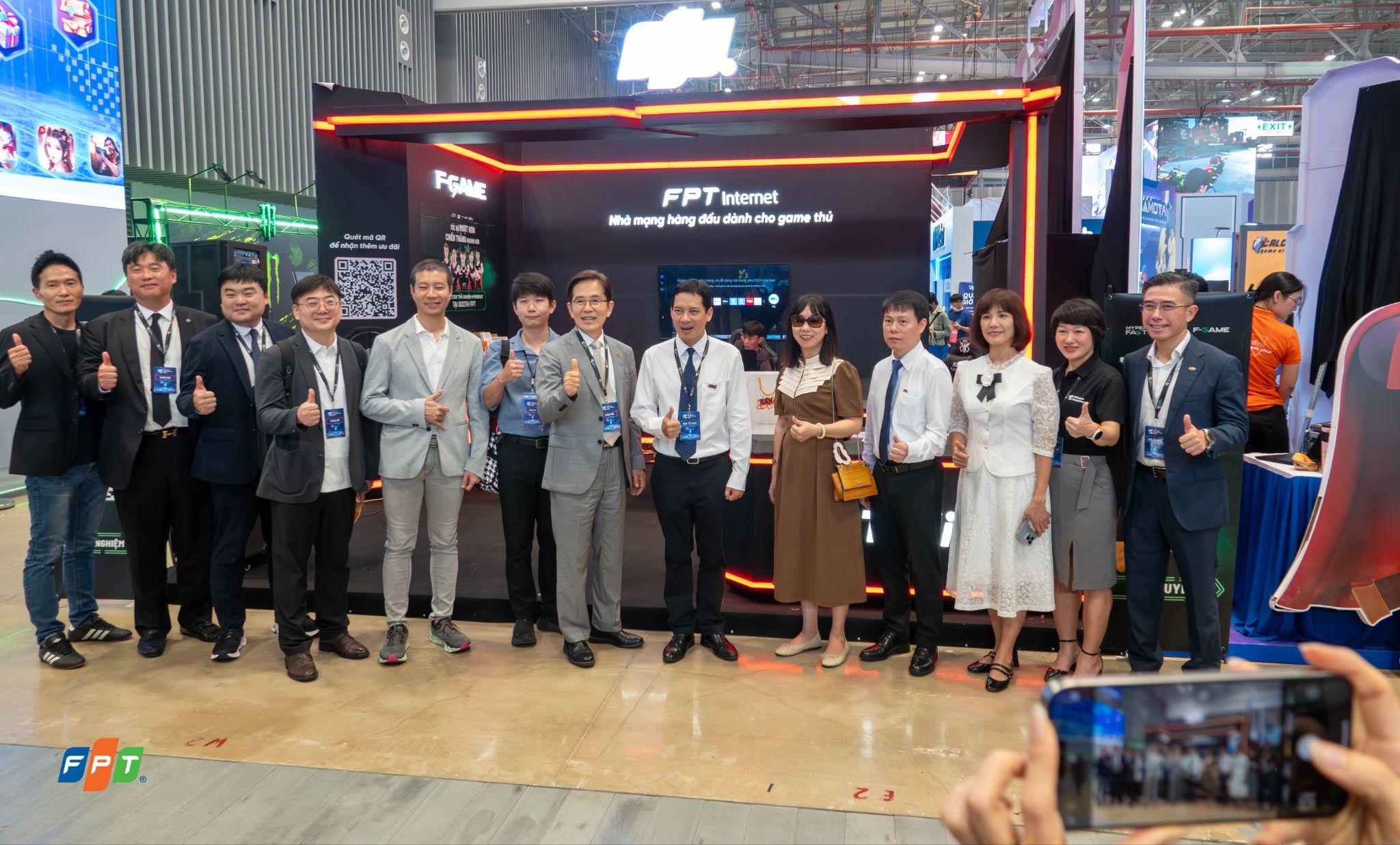 Khách tham quan không gian trưng bày của FPT. (Nguồn ảnh: FPT)