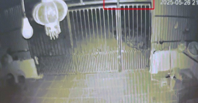 Camera nhà dân ghi lại hình ảnh người đi xe máy...