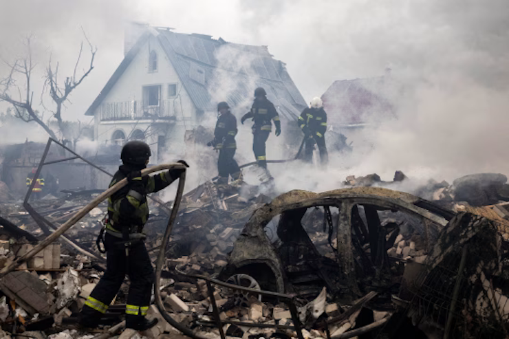 Thiệt hại ở Kiev sau cuộc tập kích tầm xa của Nga vào ngày 25/5. Ảnh: Reuters.