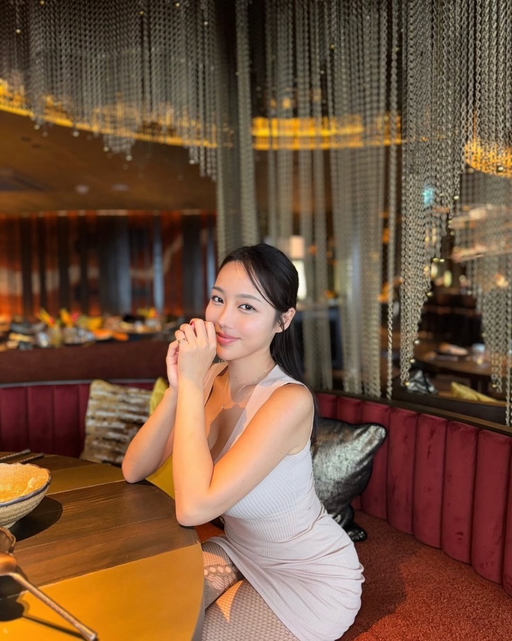 Quá mỏi mệt với những lời đồn đoán, Lee Yumin thậm chí đã phải để phần thông tin ở đầu trang cá nhân với dòng mô tả ngắn gọn: "Korean habibti with NO PLASTIC" (cô nàng Hàn Quốc không dao kéo).
