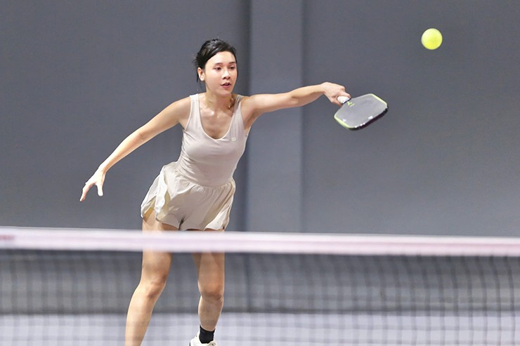 Hot girl pickleball thi đấu bị chuột rút vẫn vô địch, được chồng chăm sóc gây “sốt” - 7