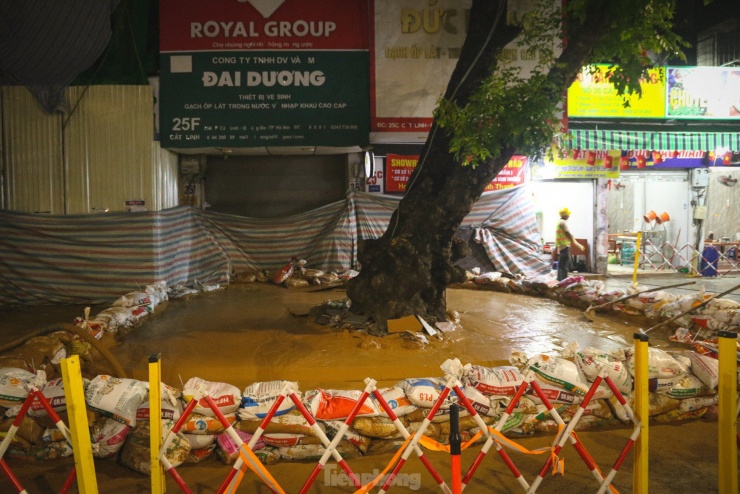Cận cảnh &#39;suối bùn&#39; tuôn trào ở Metro Nhổn-Ga Hà Nội - 1