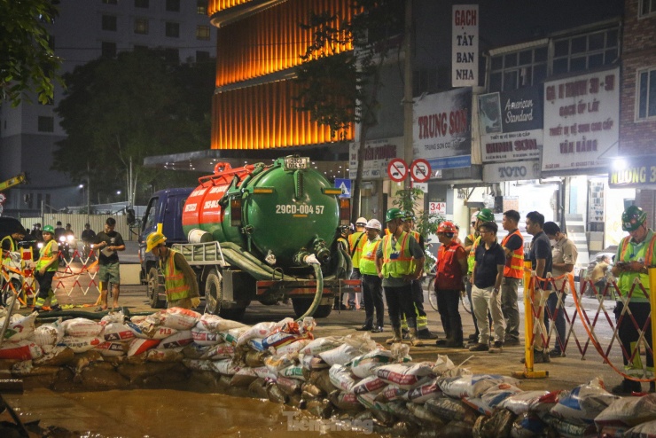 Cận cảnh &#39;suối bùn&#39; tuôn trào ở Metro Nhổn-Ga Hà Nội - 2