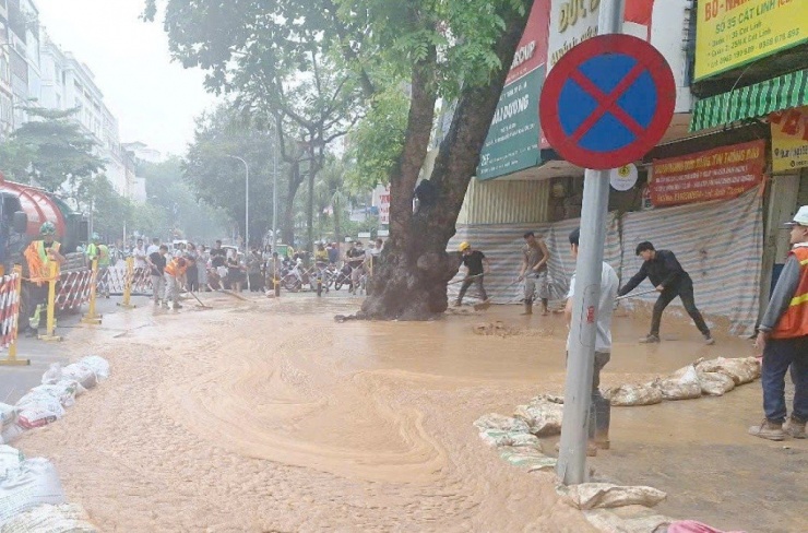 Cận cảnh &#39;suối bùn&#39; tuôn trào ở Metro Nhổn-Ga Hà Nội - 4