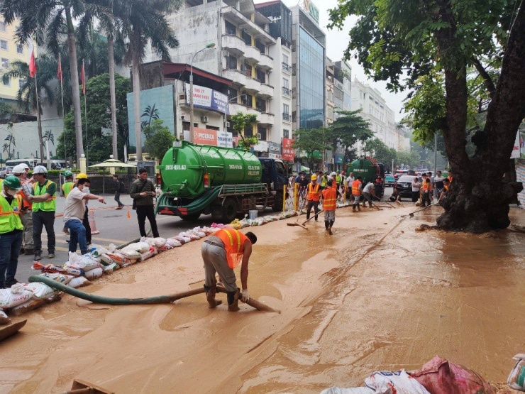 Cận cảnh &#39;suối bùn&#39; tuôn trào ở Metro Nhổn-Ga Hà Nội - 7