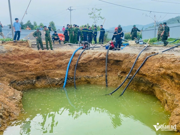 Máy bơm hút được trang bị tại "hố tử thần" để hút nước nhằm tìm kiếm nạn nhân.
