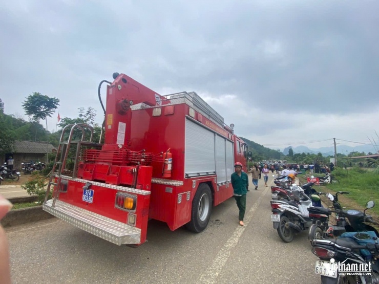Xe cứu nạn, cứu hộ được đưa đến hiện trường.
