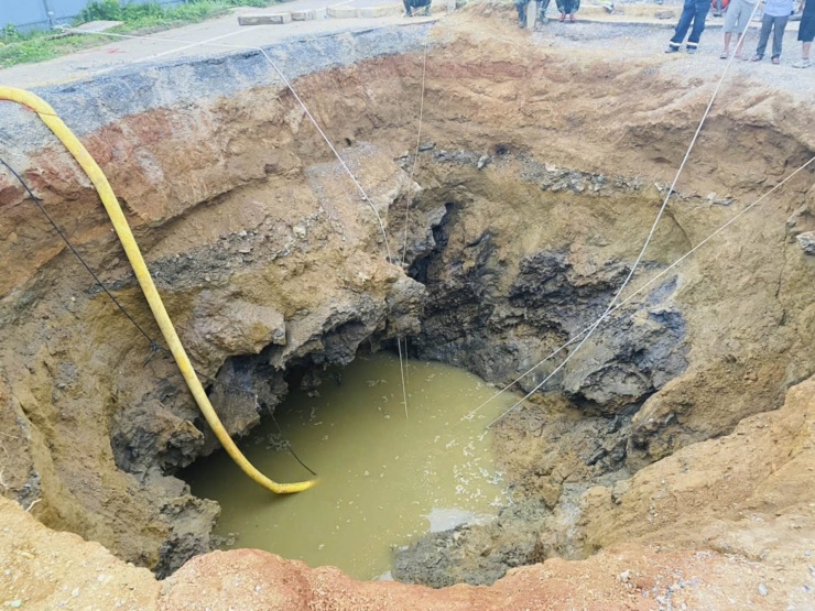 Đến khoảng 18h ngày 27/5, lượng nước đã được bơm đi khá lớn, tuy nhiên vẫn chưa tìm thấy nạn nhân.