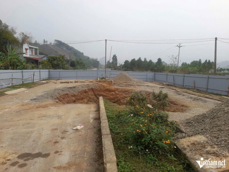 Bên trong "hố tử thần" đã được lực lượng chức năng quây tôn kín.