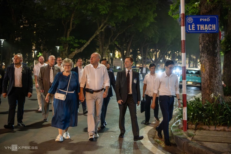 Tổng thống Hungary và phu nhân đi dạo Hồ Gươm