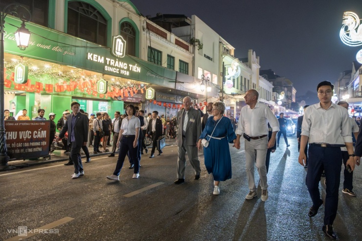 Ông Tamas cùng phu nhân đi qua phố Tràng Tiền.