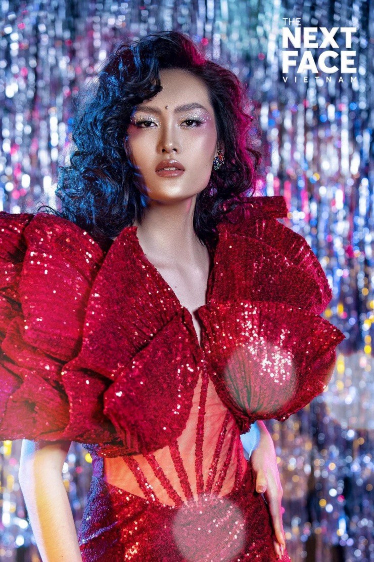 Bốn năm trước, cô tham gia The Next Face mùa đầu tiên, được hai mentor Lương Thùy Linh và TyhD Thùy Dương giành về đội của họ. Sau cùng, Y Hạ chọn bước vào đội của hoa hậu Lương Thùy Linh. Chung cuộc, cô và mẫu nam Stephen Nguyễn cùng giành ngôi quán quân cuộc thi này.