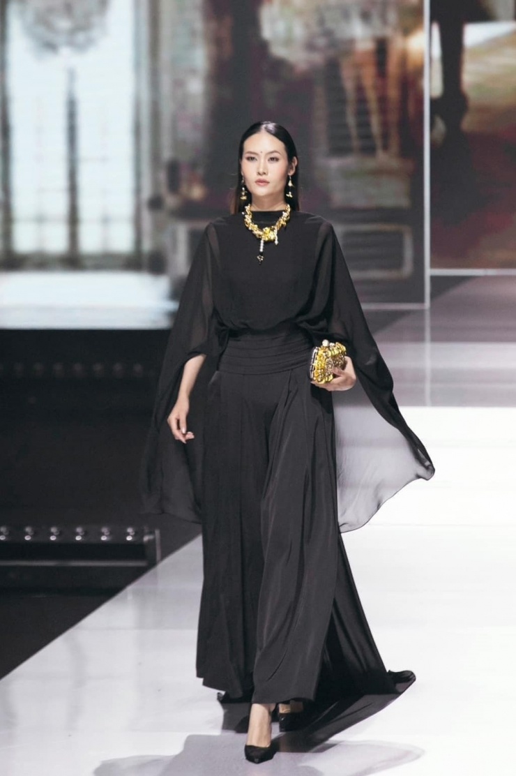 Y Hạ trình diễn trang phục của nhà thiết kế Lý Giám Tiền tại Vietnam International Fashion Week 2024 (Tuần lễ Thời trang Quốc tế Việt Nam).