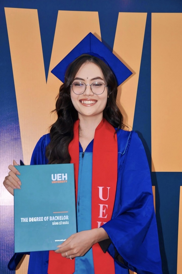 Song song với phát triển công việc người mẫu, những năm qua, người đẹp gen Z cũng chăm lo cho việc học. Tháng 3 năm nay, cô tốt nghiệp chuyên ngành tài chính doanh nghiệp tại trường Đại học Kinh tế TP HCM.