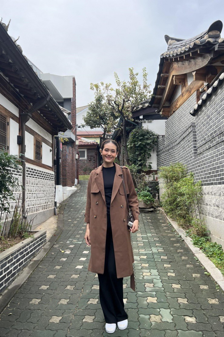 Y Hạ khoe chiều cao nổi trội khi thăm làng cổ ở Seoul, trong lần tham gia show diễn thời trang của đạo diễn Nguyễn Hưng Phúc tại Hàn Quốc năm 2023.