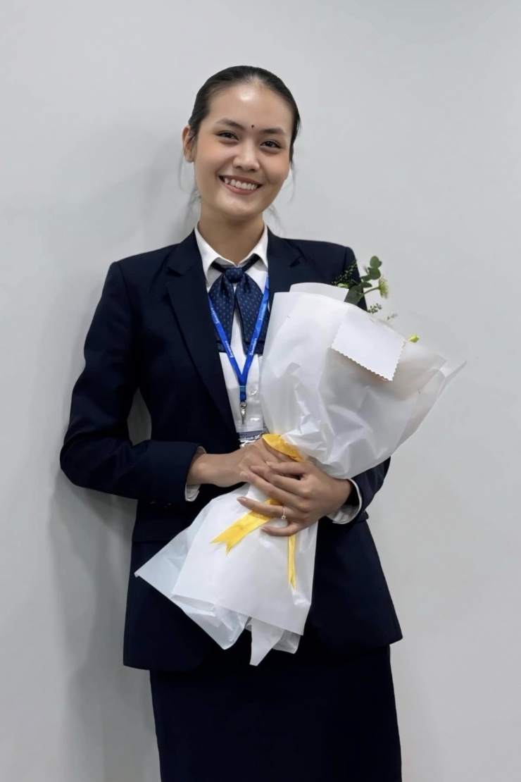 Sau khi tốt nghiệp, Y Hạ về làm việc tại một ngân hàng. Hiện tại, cô tạm gác công việc để tập trung cho Miss Cosmo.