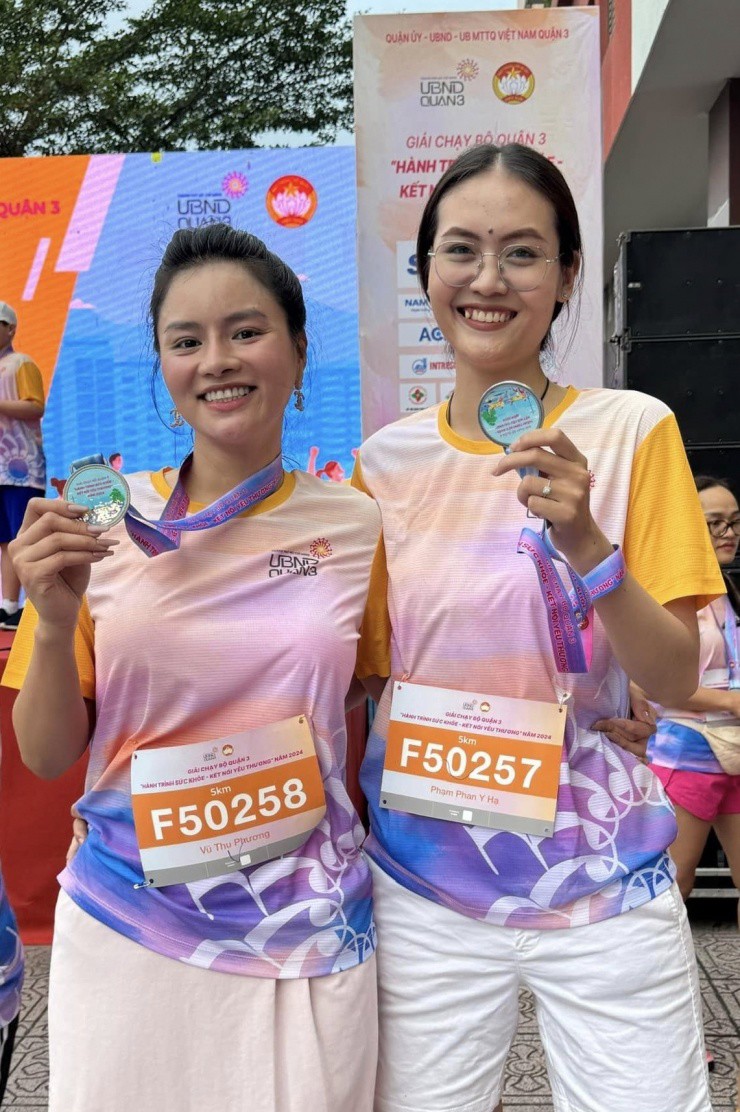 Cô cùng siêu mẫu Vũ Thu Phương tham gia giải chạy do UBND Quận 3, TP HCM tổ chức năm ngoái. Với cô, những hoạt động như thế này mang đến sự lành mạnh cả về sức khỏe và tinh thần.