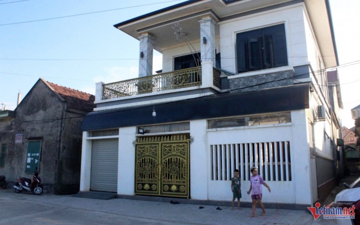 Một ngôi nhà được xây dựng khang trang ở thôn Long Hải nhờ nguồn tiền lao động ở nước ngoài gửi về. Ảnh: Đậu Tình