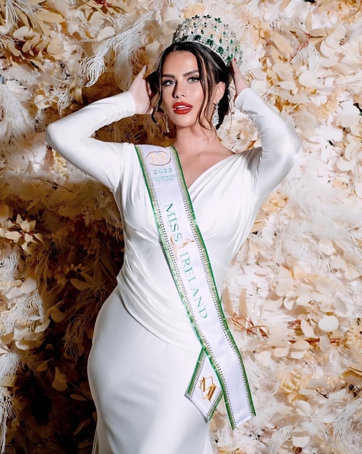 Mẹ Jasmine từng đạt Á hậu 1 Hoa hậu Ireland 1983, là nguồn cảm hứng để cô theo đuổi các cuộc thi sắc đẹp. Jasmine từng dự thi từ năm 17 tuổi và giành vương miện Hoa hậu Ireland ở tuổi 25.