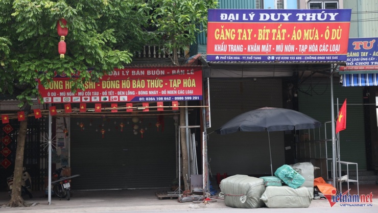 Hàng hóa ế ẩm nên các tiểu thương không nhập hàng về ồ ạt như trước. Ảnh: Đức Hoàng