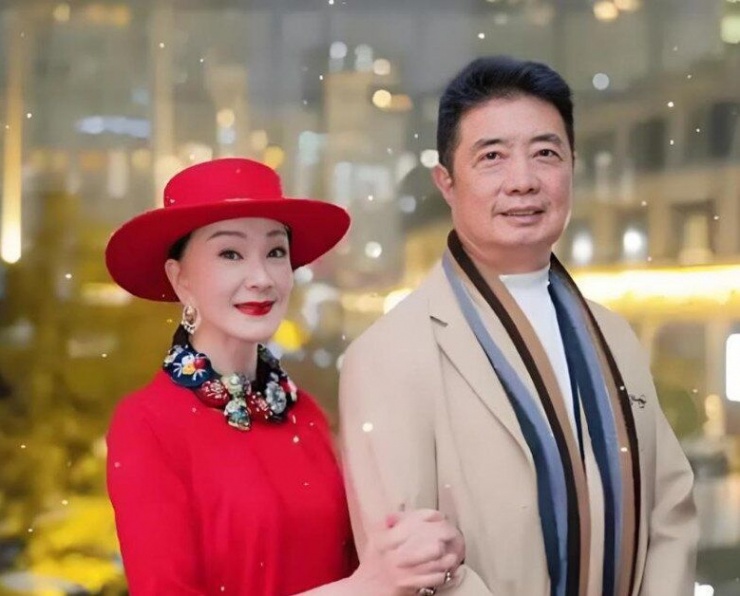 Ly hôn vì chồng ngoại tình với đàn ông, nữ diễn viên tái hôn với tình trẻ kém 25 tuổi, U70 gặp biến cố lớn - 6