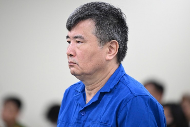 Nữ đại gia xăng dầu mời cựu vụ phó lựa sổ hồng để 'biếu anh nhà Sài Gòn'